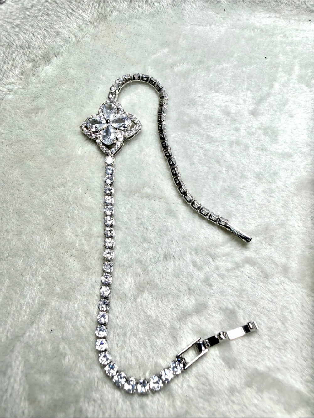 Silver Crystal Flower 🌸 Tennis Bracelet - Sparkling Silver Tone✨
